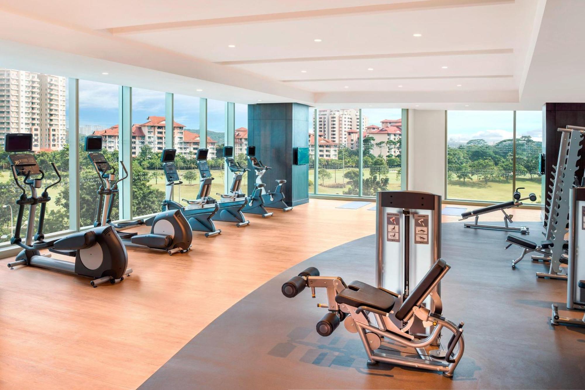 Le Meridien Putrajaya Exteriör bild A gym at a condominium in Singapore