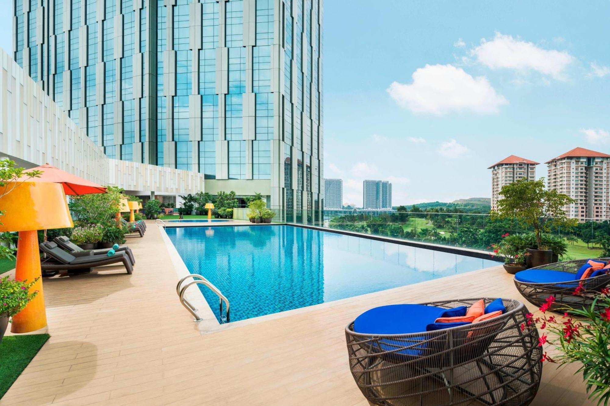 Le Meridien Putrajaya Exteriör bild The swimming pool at the hotel