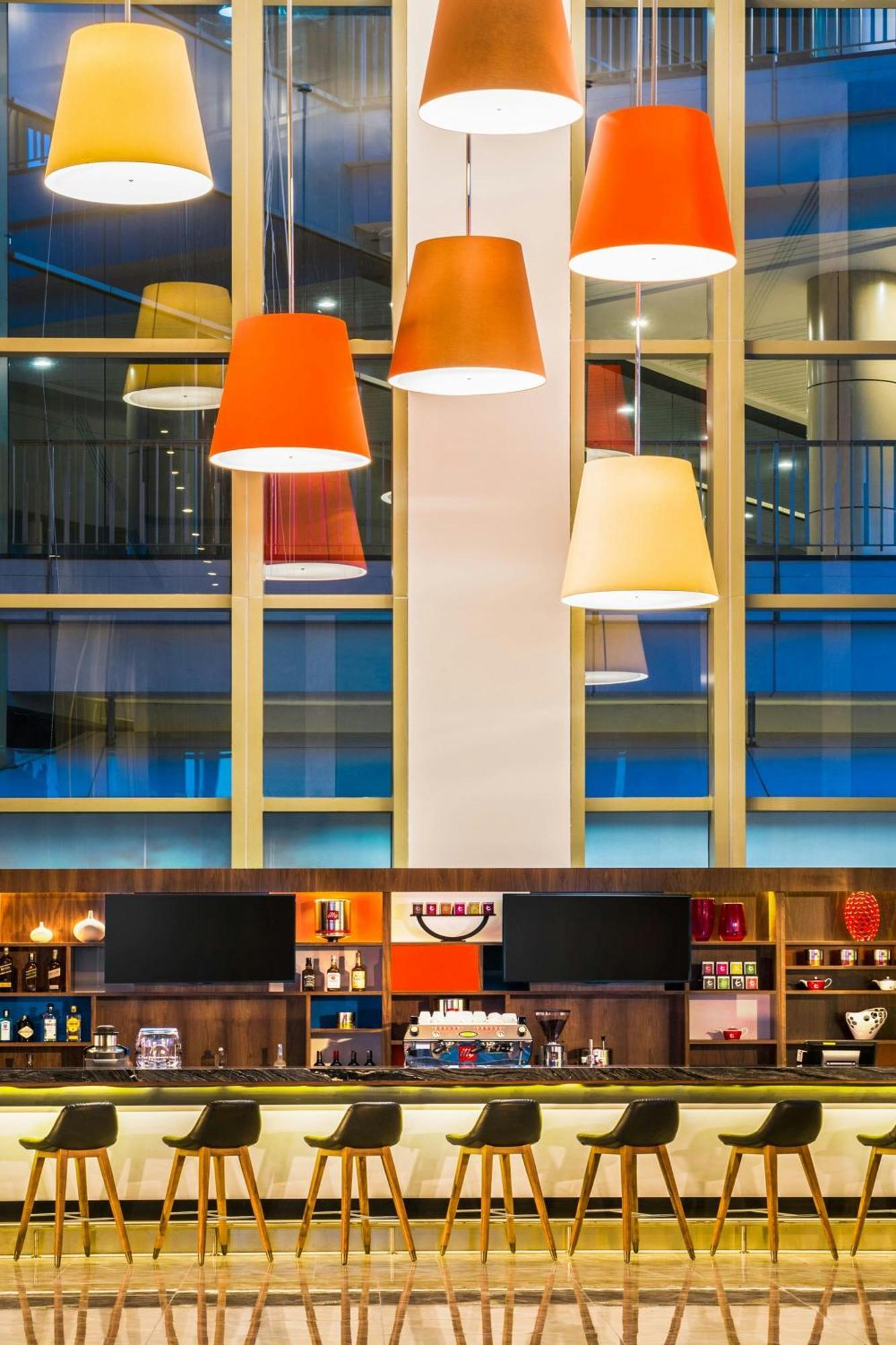 Le Meridien Putrajaya Exteriör bild The bar at the hotel