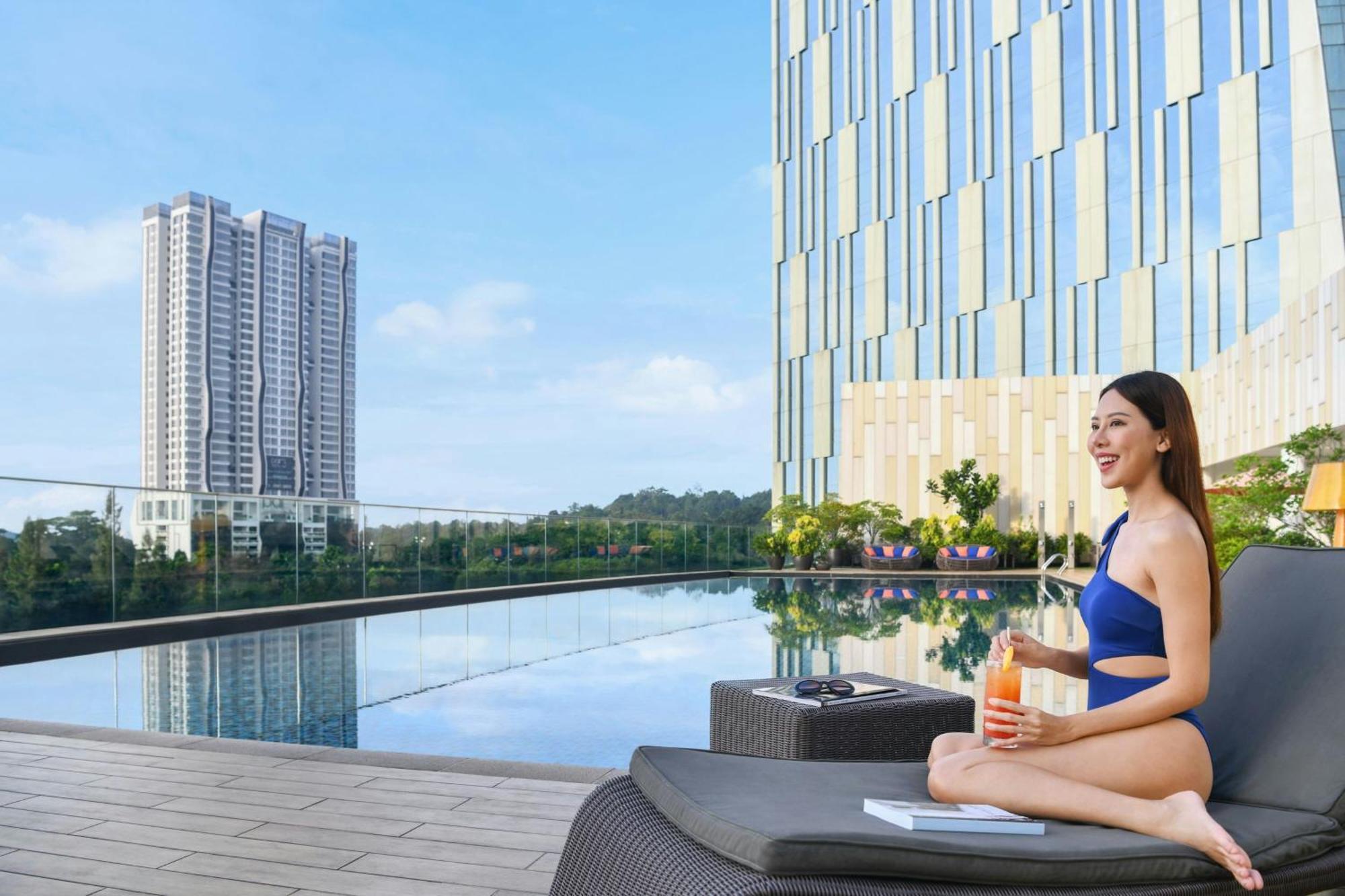 Le Meridien Putrajaya Exteriör bild The Panorama Pool